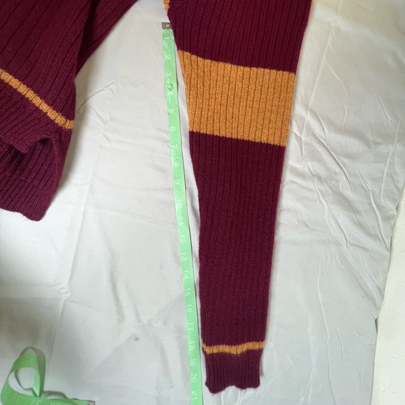 Universal Studios Harry Potter Quidditch Sweater Unisex XS Red Wool Gryffindor - Picture 7 of 8